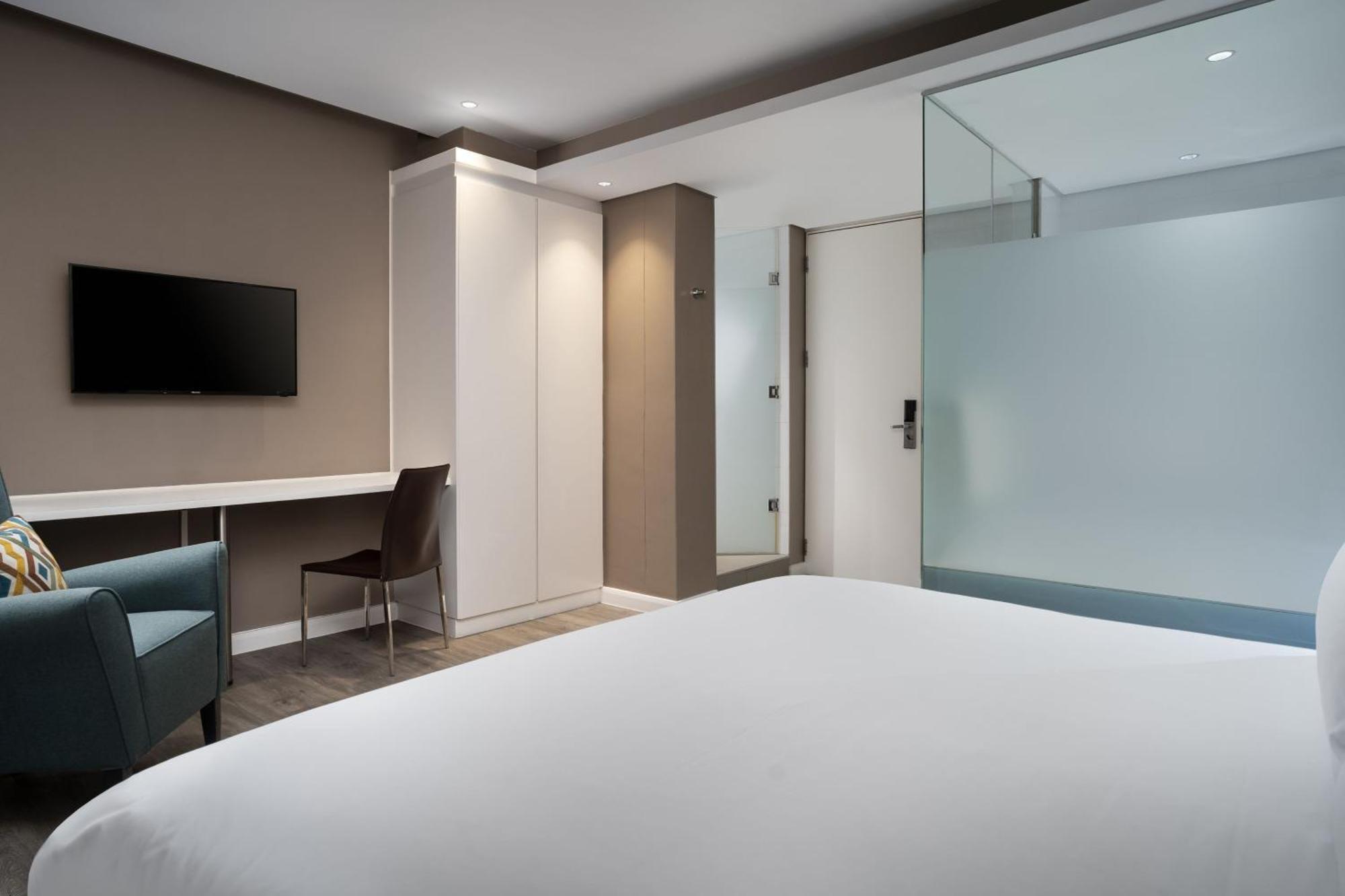 Large Deluxe Guest Room King Bed